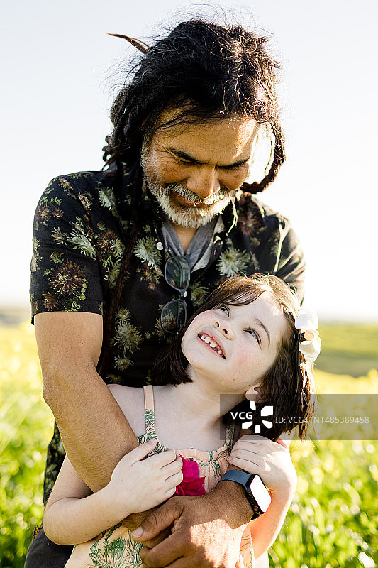 在圣地亚哥花田里拥抱侄女的叔叔图片素材
