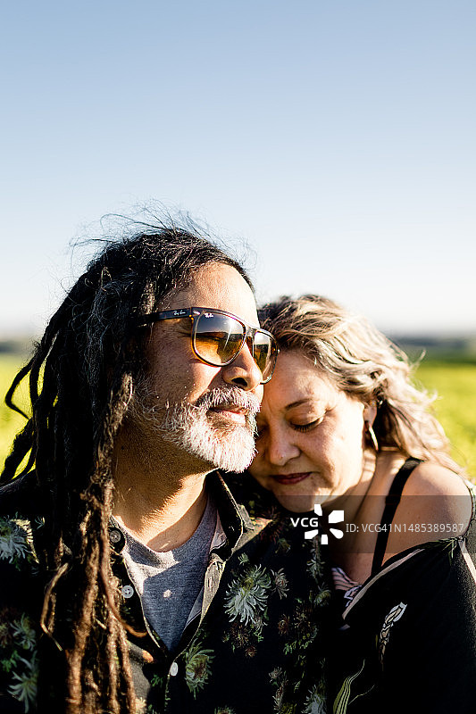 日落时分圣地亚哥花田中的夫妻图片素材