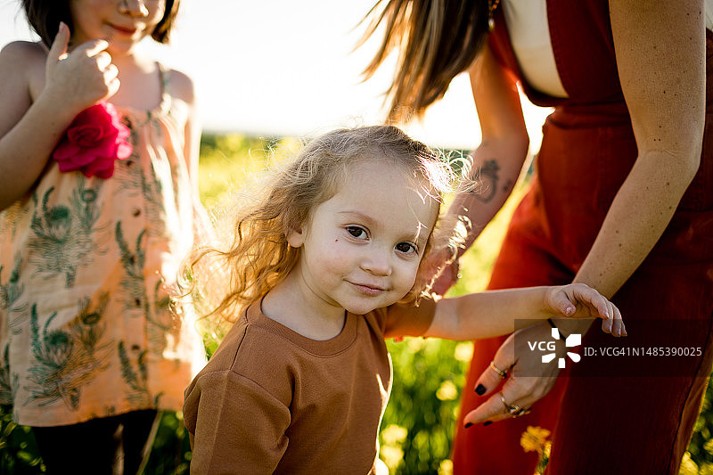在圣地亚哥田野里对着镜头得意微笑的两岁小孩图片素材