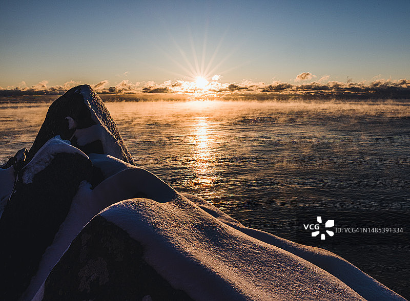 缅因州海岸寒冷早晨的海雾日出图片素材