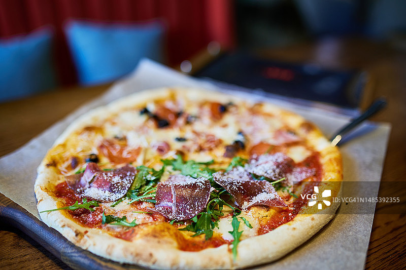 铲刀抬起披萨切片的场景图片素材