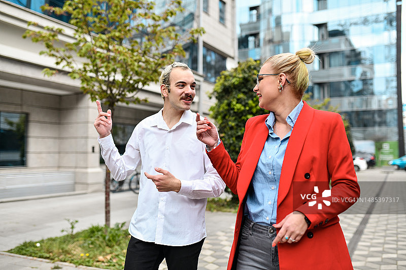 微笑情侣在市中心观光图片素材