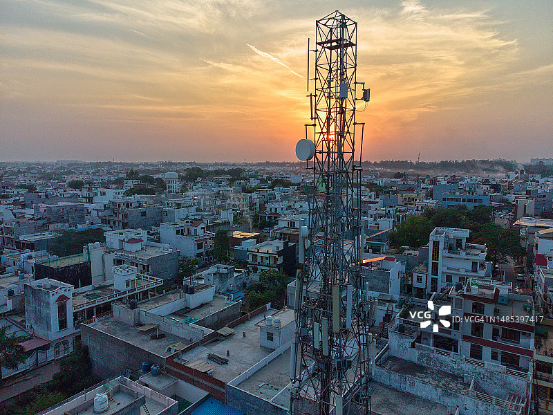 日落时分人口稠密的发展中城市中的5G和4G连接图片素材