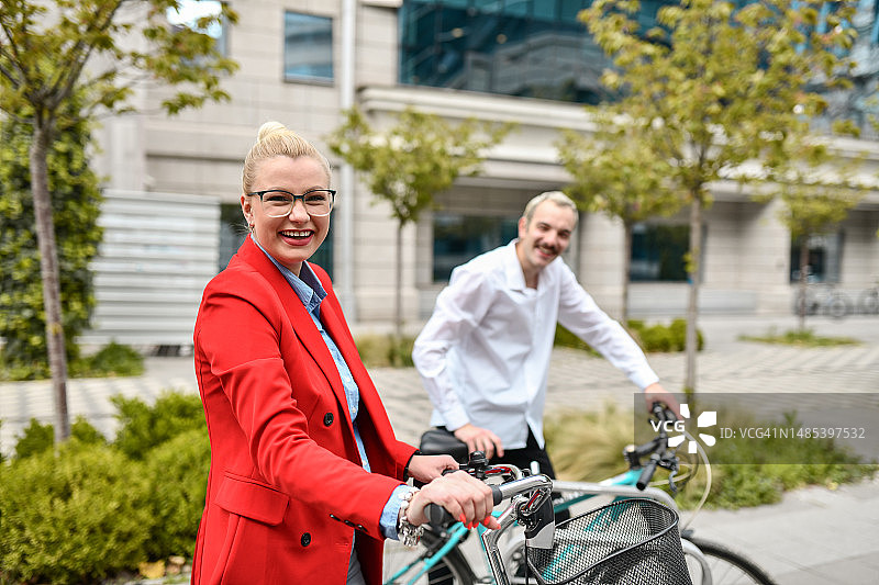 准备在城市骑自行车的微笑情侣图片素材
