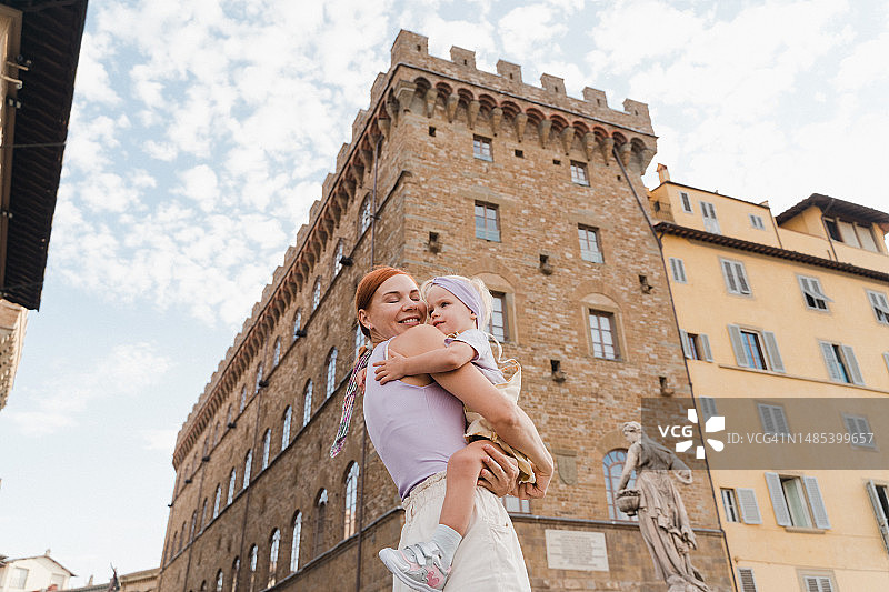 女人带着小女儿参观意大利佛罗伦萨图片素材