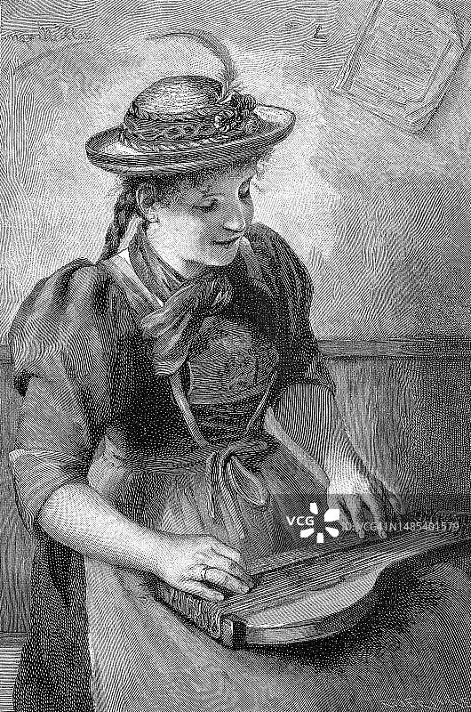 身着传统阿尔卑斯服装的女子弹奏齐特琴（奥地利，18世纪修复再版，原始日期未知）图片素材