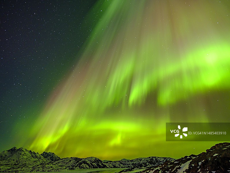 格陵兰岛东部塔西拉克地区的北极光图片素材