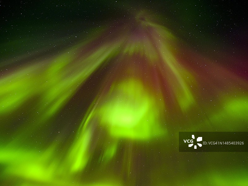 格陵兰岛东部塔西拉克地区的北极光图片素材