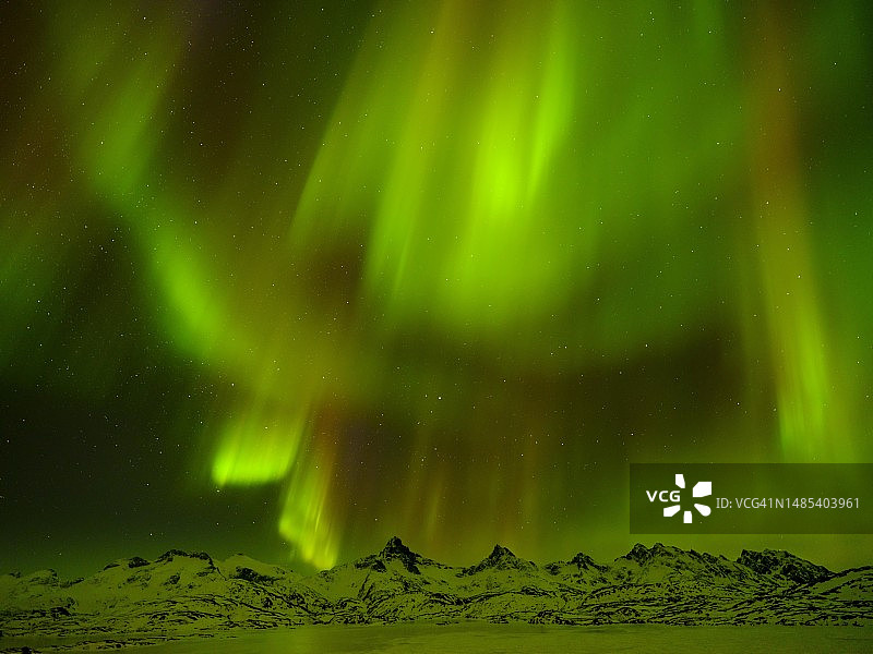 格陵兰岛东部雪山上的北极光，塔西拉克图片素材