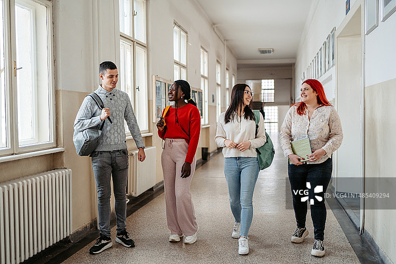 大学生在大学走廊里行走图片素材