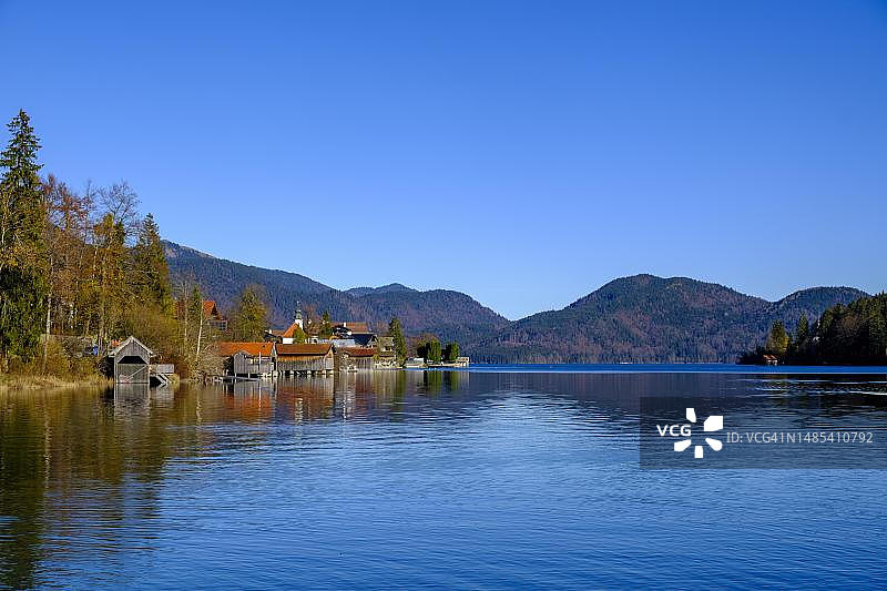 秋季瓦chen湖与群山,德国上巴伐利亚州图片素材