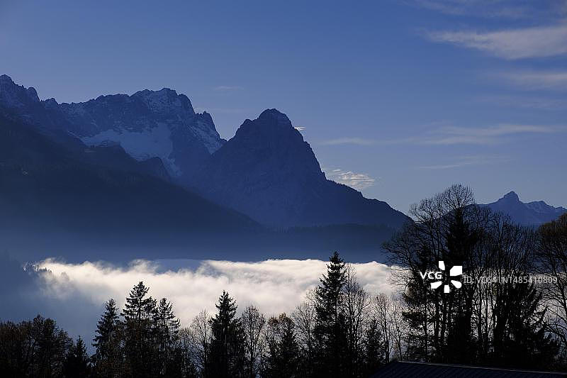 德国巴伐利亚楚格峰和韦特施泰因山脉图片素材