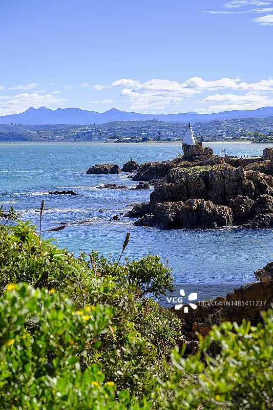 南非西开普省花园大道克尼斯纳的奥特尼夸山脉后的潟湖图片素材