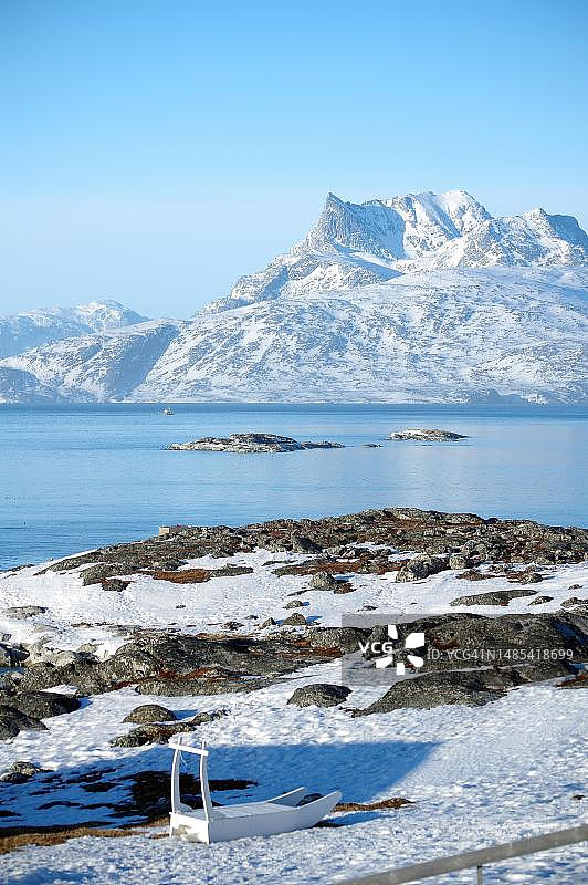 冬季景观中的旧雪橇，格陵兰岛峡湾雪山风光（丹麦）图片素材
