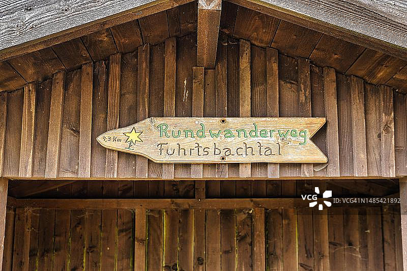 徒步小屋木牌指示牌，位于德国北莱茵-威斯特法伦图片素材