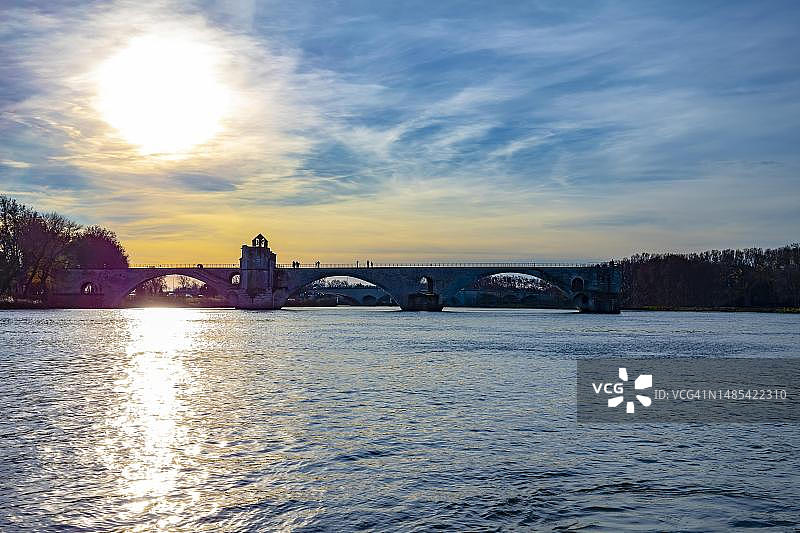 阿维尼翁罗纳河日落下的圣贝内泽桥图片素材