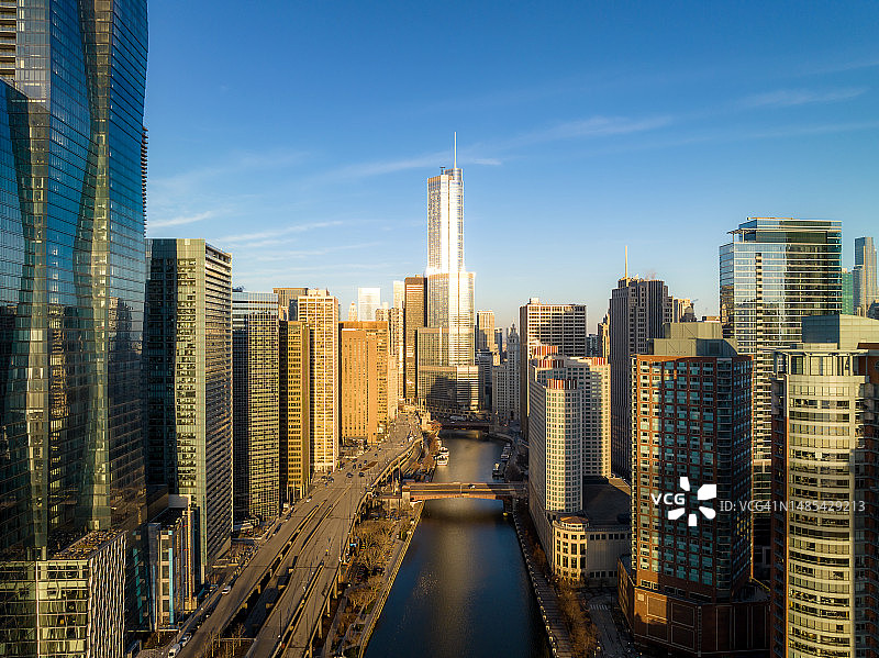 芝加哥市中心密歇根湖畔的摩天大楼、街道、河流和公园航拍景色图片素材