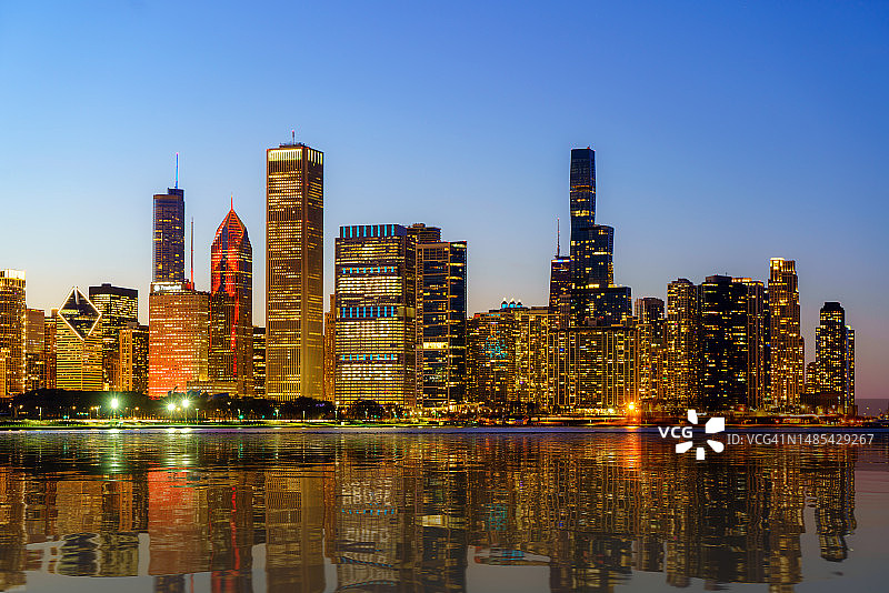 芝加哥城市中心，密歇根湖畔的摩天大楼、街道、河流和公园图片素材