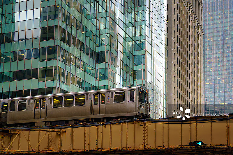芝加哥通勤列车行驶在高架轨道上图片素材