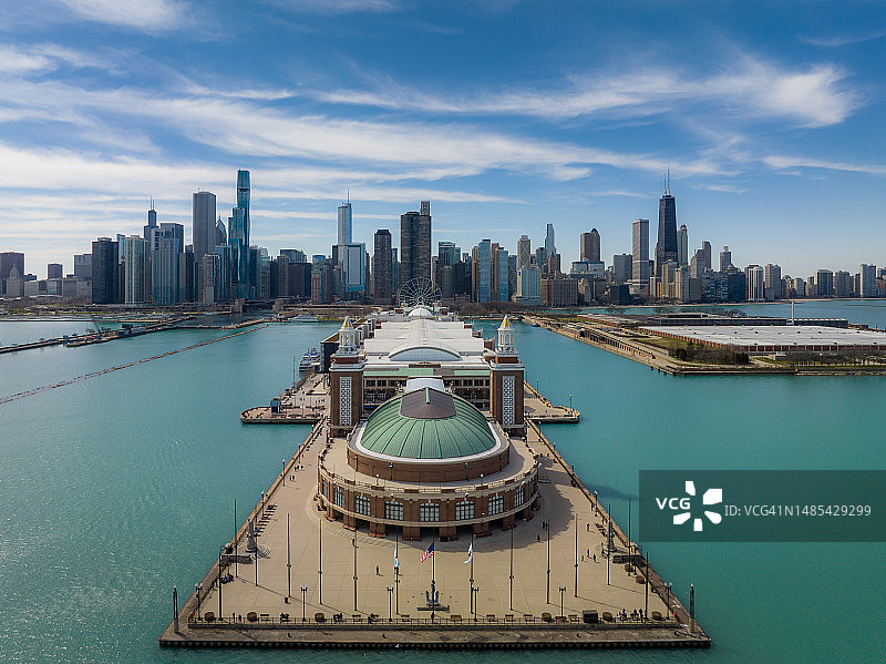 美国伊利诺伊州芝加哥海军码头无人机鸟瞰图图片素材