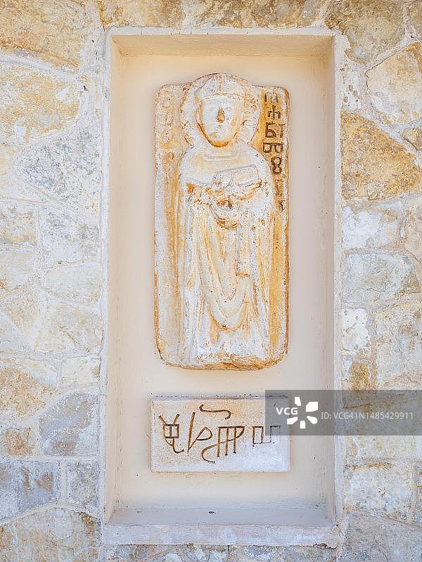 克罗地亚采尔斯岛瓦伦渔村古文字雕塑图片素材