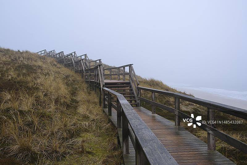 叙尔特岛沙丘中的木制人行桥和阶梯，德国石勒苏益格-荷尔斯泰因州图片素材