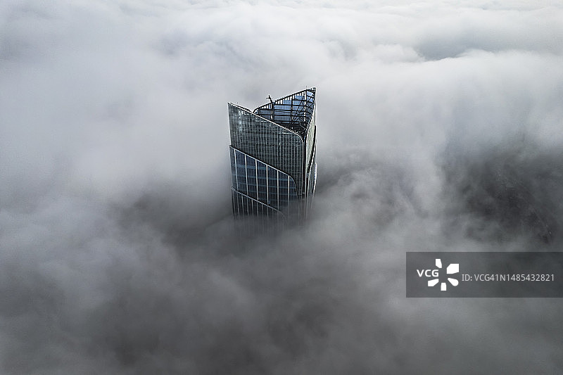 四川成都雾中摩天大楼航拍照片图片素材