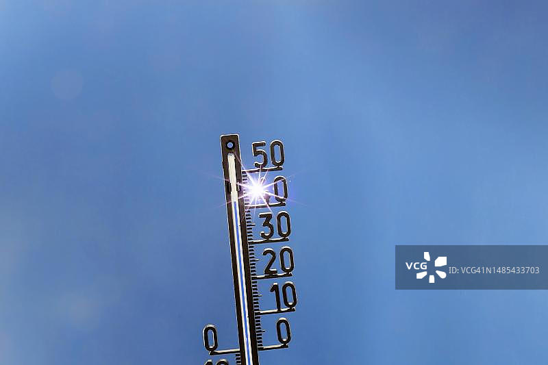 夏日炎热：温度计显示31度，德国巴登-符腾堡州斯图加特图片素材