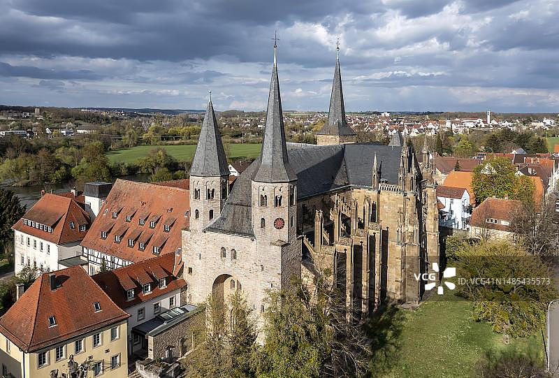 德国最重要的早期哥特式建筑之一:圣彼得教堂外景,航拍照片,位于巴登-符腾堡州巴特温普芬图片素材