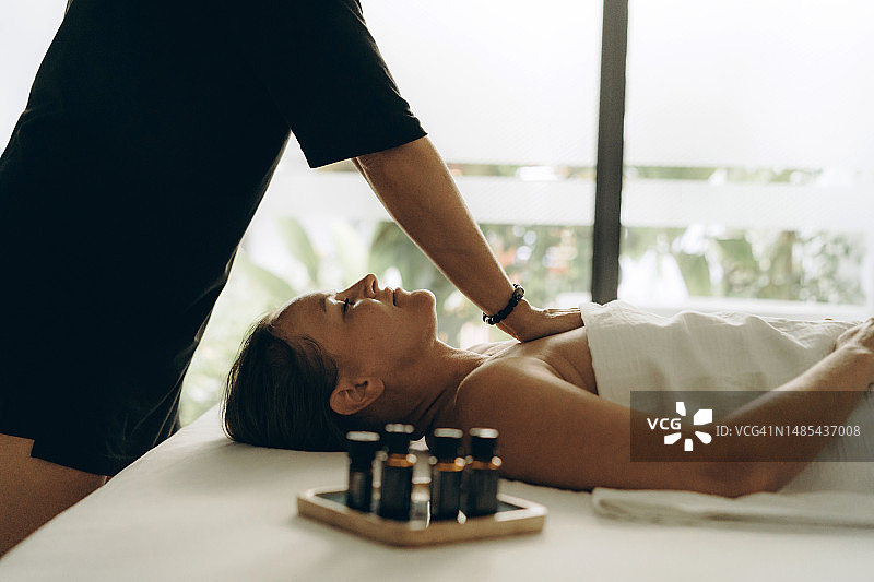 女按摩师为病人进行手法治疗图片素材