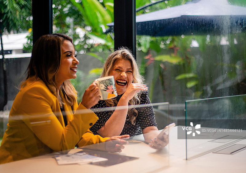 职场中放松的女性图片素材