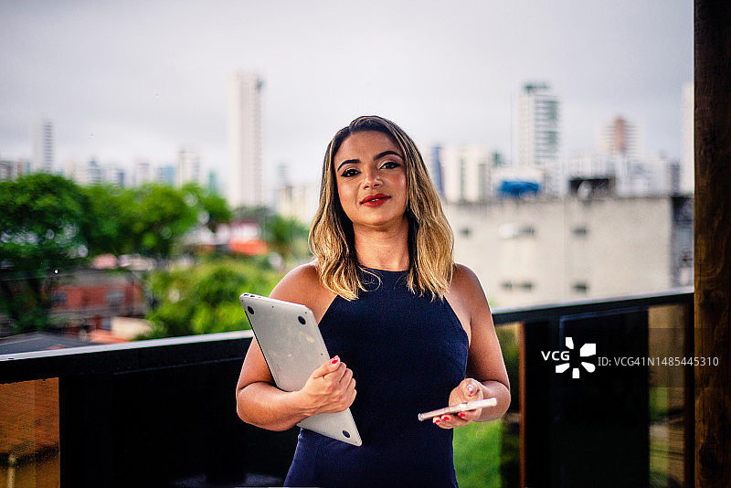 在城市购物中心的女人。女商人。图片素材