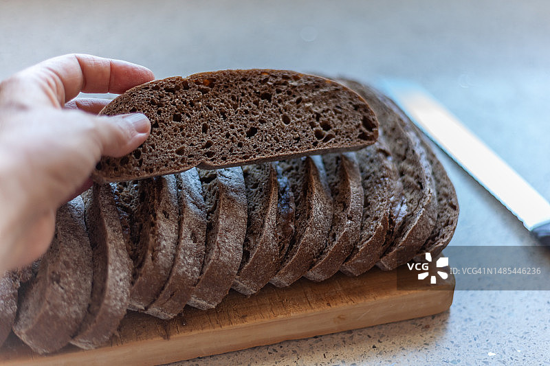 100%健康的全麦黑麦面包图片素材