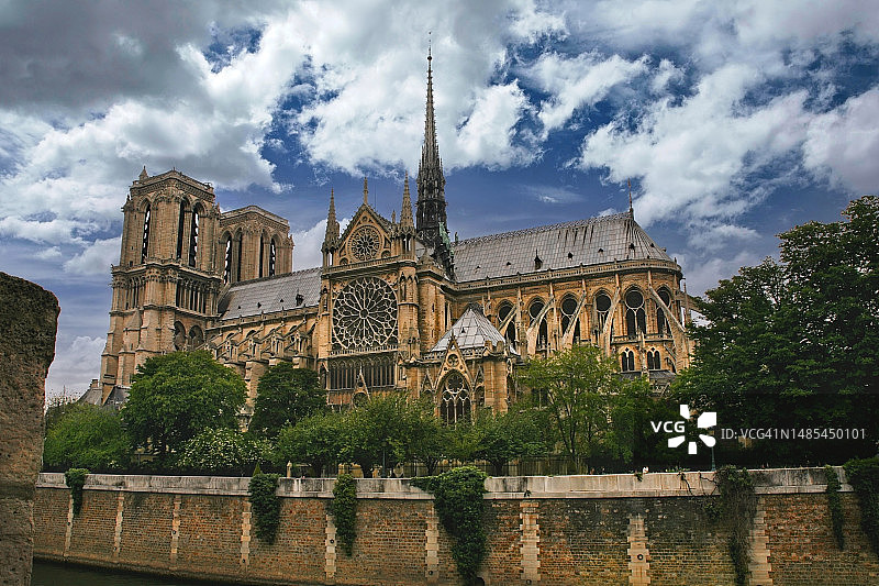 火灾前的巴黎圣母院与塞纳河畔风光图片素材