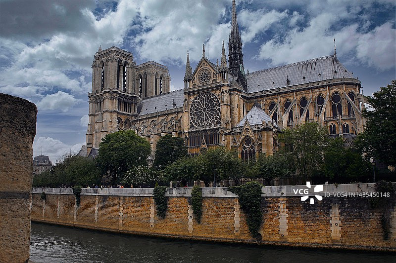 火灾前的巴黎圣母院与塞纳河畔风光图片素材