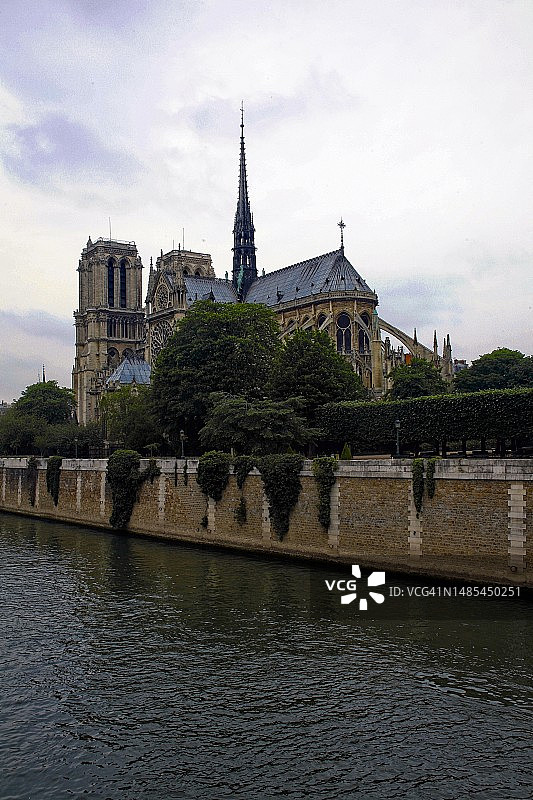 火灾前的巴黎圣母院与塞纳河畔风光图片素材