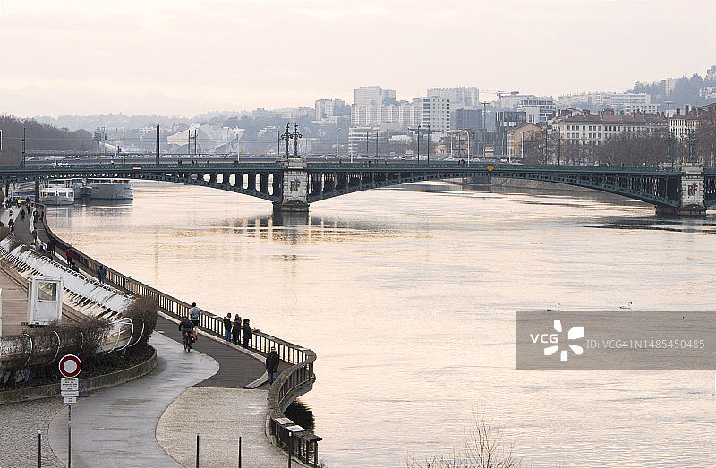 里昂的桥梁在罗纳河中的倒影图片素材
