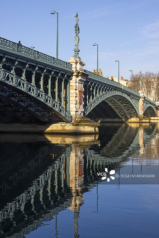 里昂的桥梁在罗纳河中的倒影图片素材
