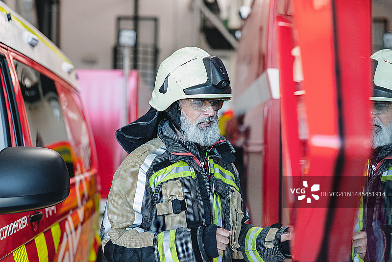 离开消防站前的职业消防员图片素材