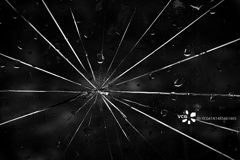 带雨滴的黑色碎玻璃图片素材