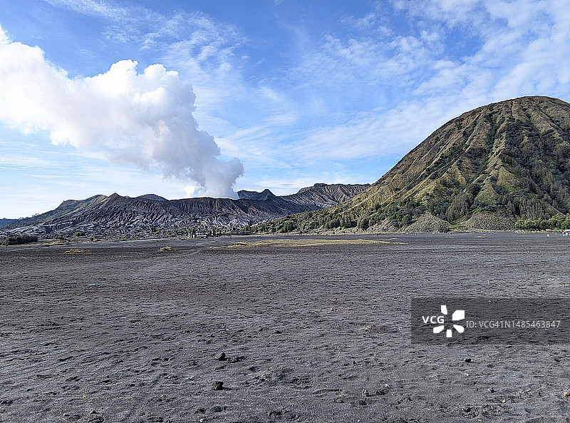 火山景观与天空相映成趣图片素材