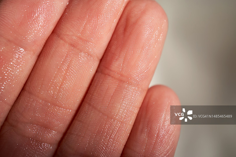 涂抹润肤霜后的手指图片素材