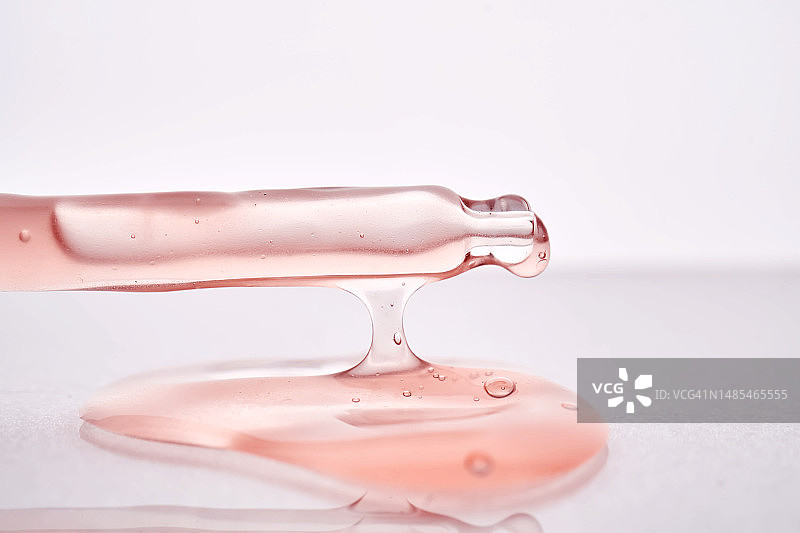 带有粘性粉红色化妆品的移液器特写图片素材