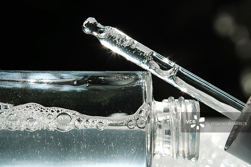 带滴管的精华液瓶图片素材