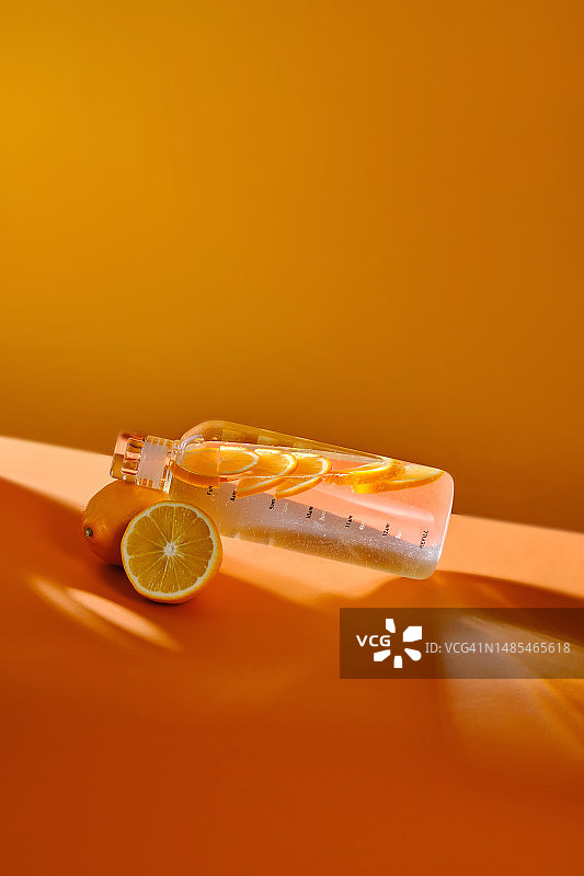 玻璃柠檬水瓶图片素材