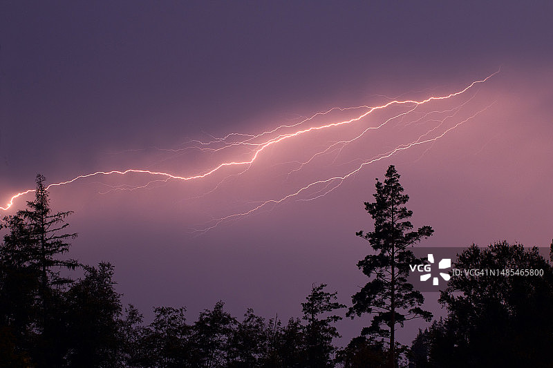 夜空中闪电的低角度视图图片素材