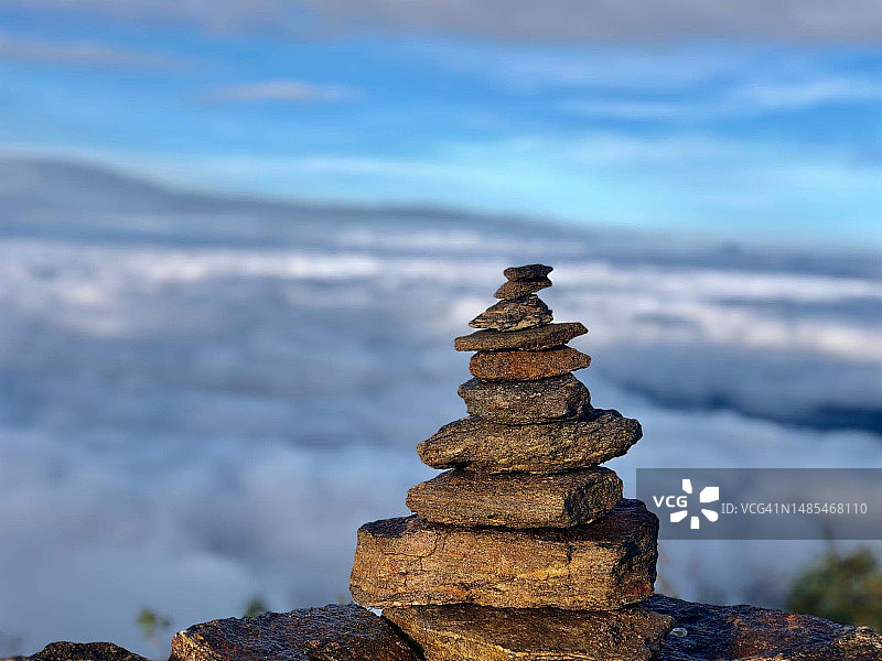 尼泊尔沙滩叠石特写图片素材