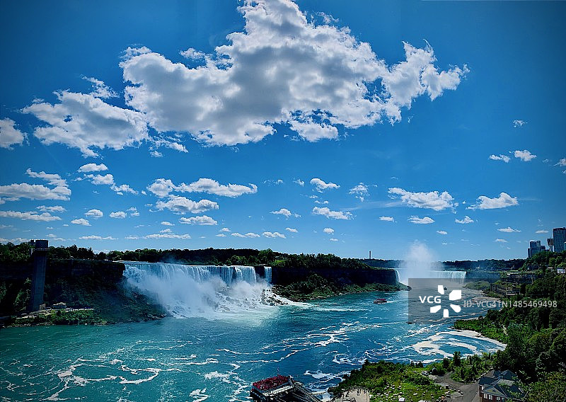 瀑布对着天空的美景图片素材