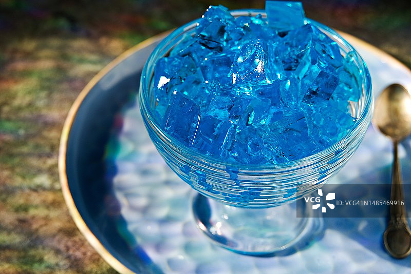 波兰：玻璃杯中的蓝色饮品高角度视图图片素材