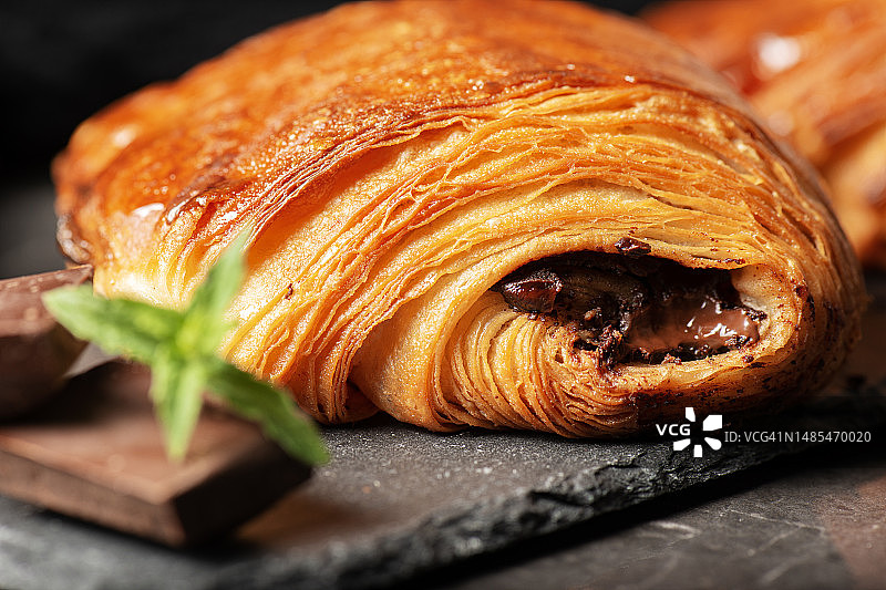桌子上的牛角面包特写图片素材